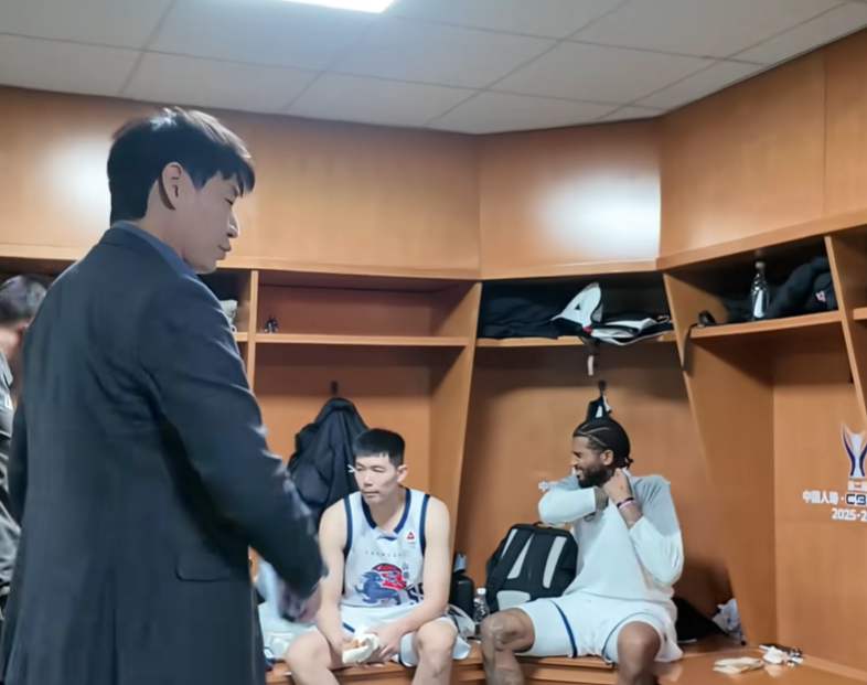 开云下载-淘汰浙江更衣室！邱彪体恤外援，总结变认哥现场，与全队打成一片
