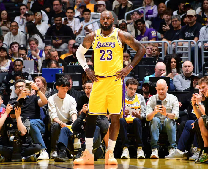 开云体育-里夫斯绝平+东契奇加时准绝杀！41岁詹皇甘愿当绿叶 倒地飞扑令人泪目|詹姆斯|勒布朗·詹姆斯|掘金|湖人|奥斯汀·里夫斯_新浪体育_新浪新闻